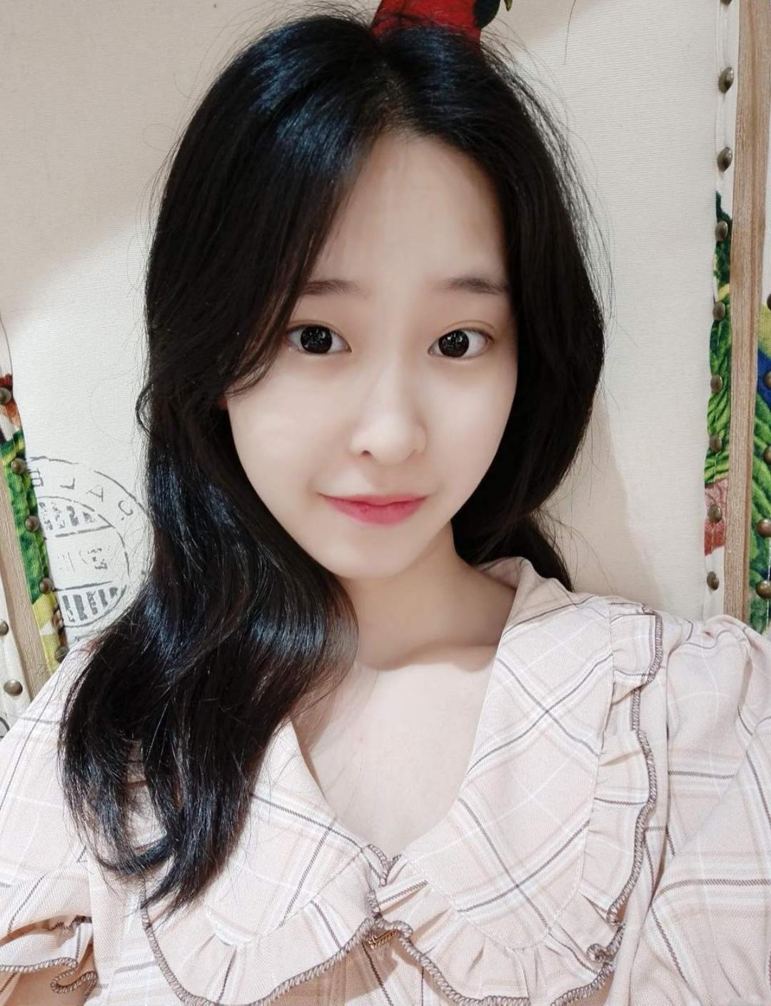 气质粉嫩女孩：大眼睛，好身材，白皮肤