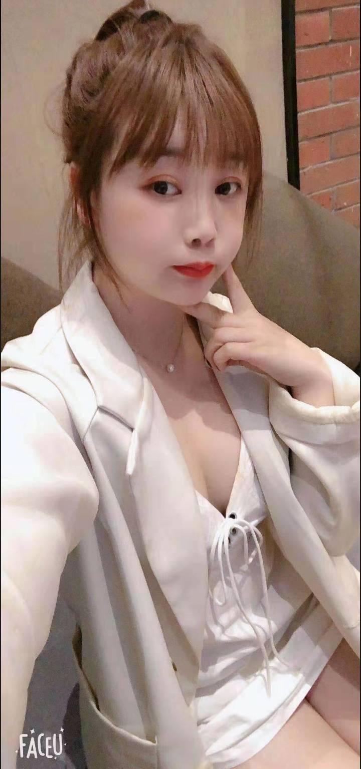 微微怡笑很可爱